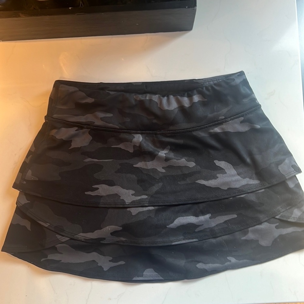 Athleta girls black camo tennis skirt with built in shorts size 12